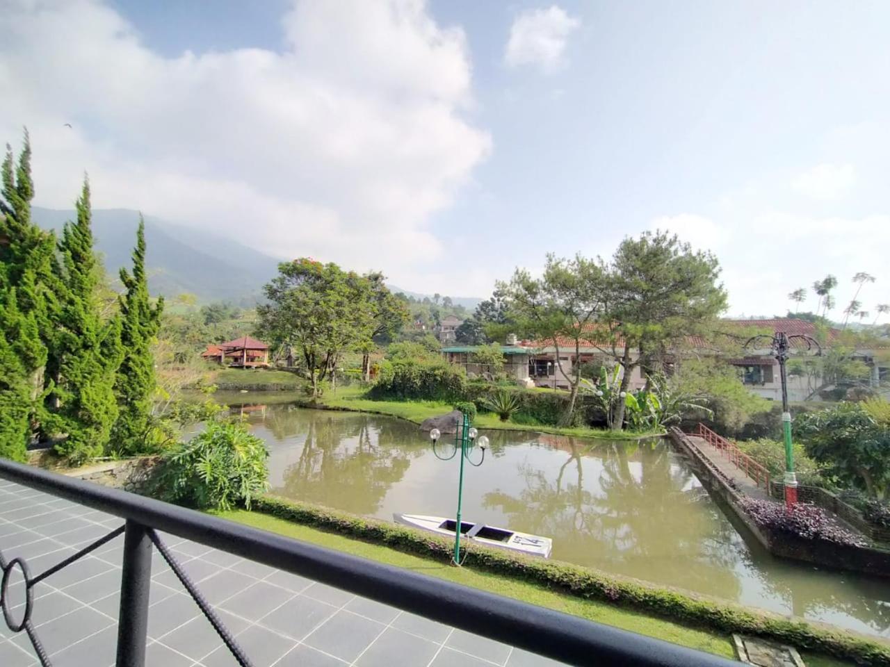 Villa Bukit Danau Lot 14 Cinengangirang Ngoại thất bức ảnh