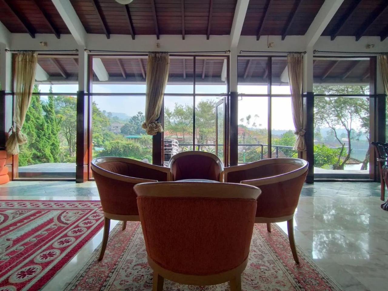 Villa Bukit Danau Lot 14 Cinengangirang Ngoại thất bức ảnh